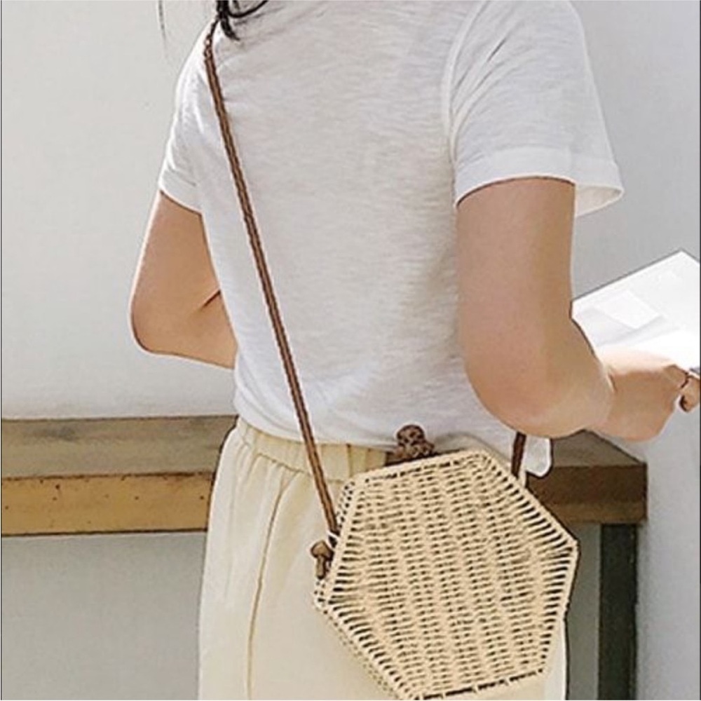 Anthropologie Mali + Lili small hexagon crossbody woven purse - Picture 3 of 3